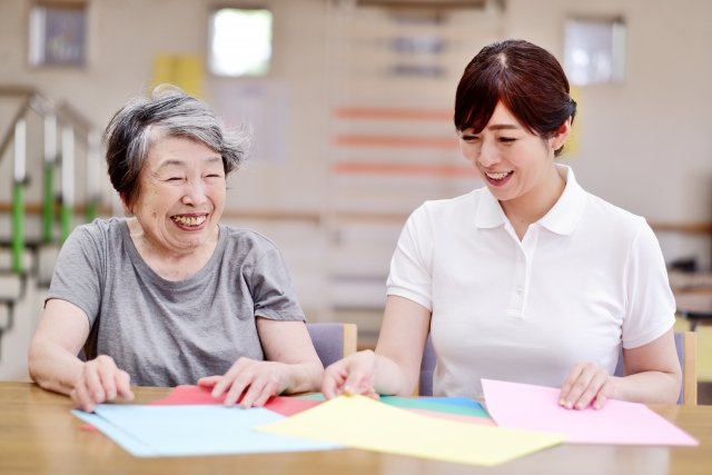 介護職員と高齢者女性